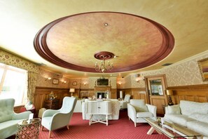 Coin salon dans le hall