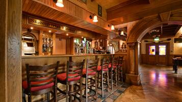 2 bars/lounges