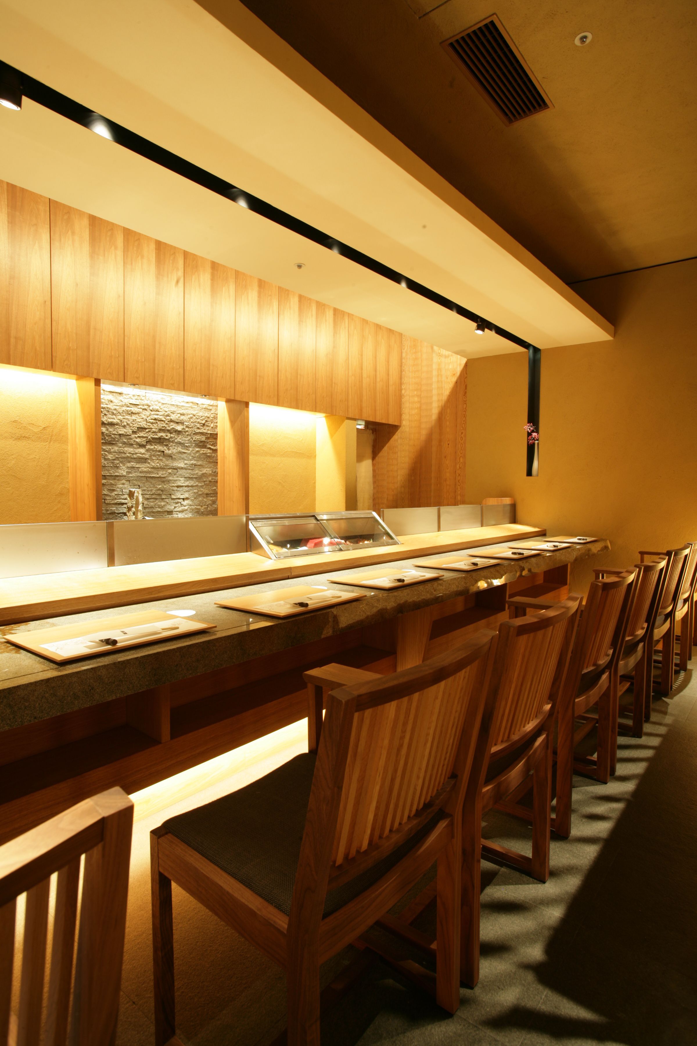 2 restaurants; lunch and dinner served
