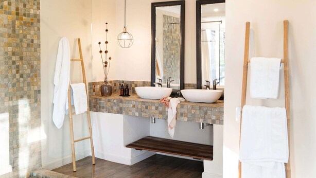 A modern bathroom with a shower, two sinks, and a vanity. - Simbavati River Lodge (Bushbuckridge)