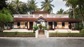 Premium bedding, minibar, desk, laptop workspace - Mantra Koodam - CGH Earth (Thiruvidaimarudur)