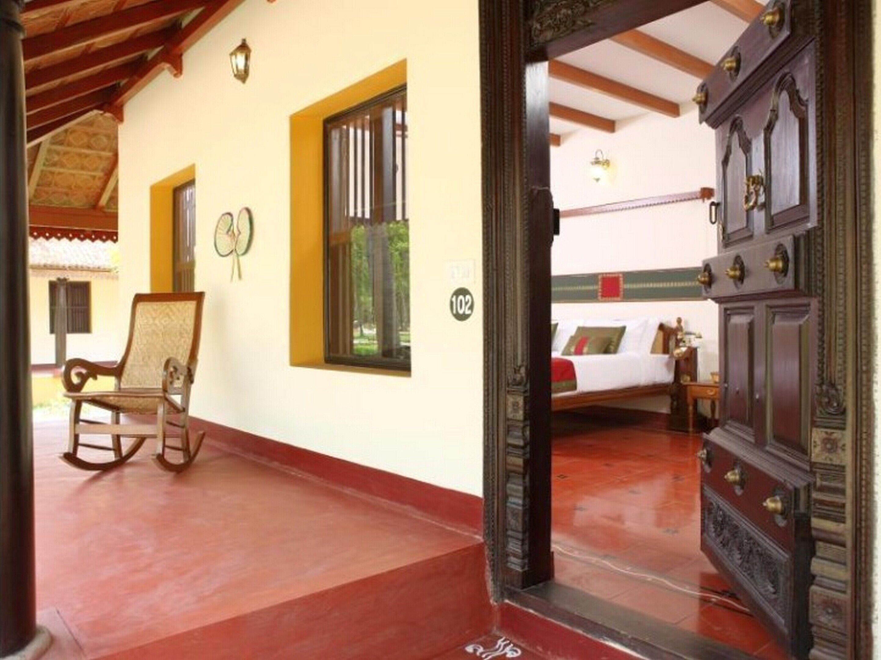 Mantra Cottage | Premium bedding, minibar, desk, laptop workspace