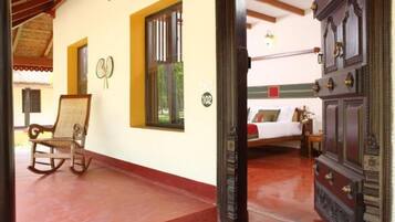 Mantra Cottage | Premium bedding, minibar, desk, laptop workspace