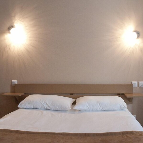 Comfort Double Room | Cribs/infant beds, rollaway beds, free WiFi, bed sheets - Hôtel des Pyrénées (Angouleme)