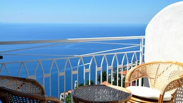 Tripla Standard | Una scrivania, Wi-Fi gratuito, lenzuola