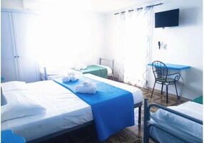 Quarto quádruplo | Escrivaninha, Wi-Fi de cortesia, roupa de cama