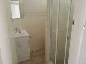 Shower, free toiletries, hair dryer, towels - Sunraysia Motel & Holiday Apartments (Mildura)