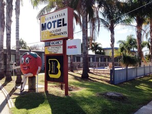 Property grounds - Sunraysia Motel & Holiday Apartments (Mildura)