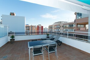Suite - terrasse | Minibar, pengeskab på værelset, skrivebord, gratis Wi-Fi