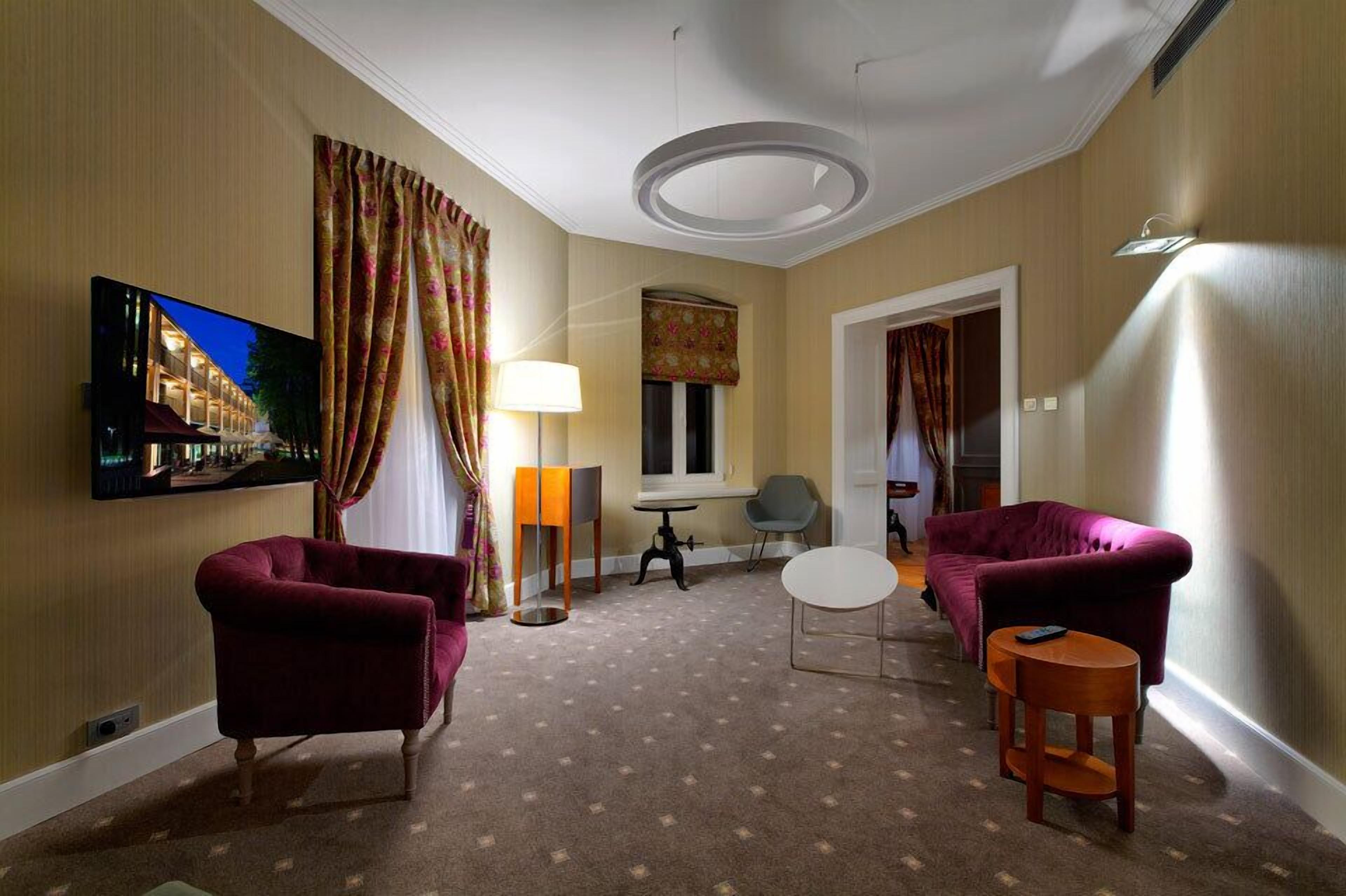 suite | living room | flat-screen tv