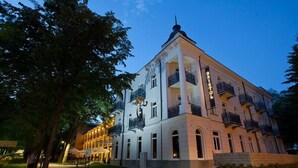 Un edificio grande e histórico con varios balcones y un cartel llamativo que dice 