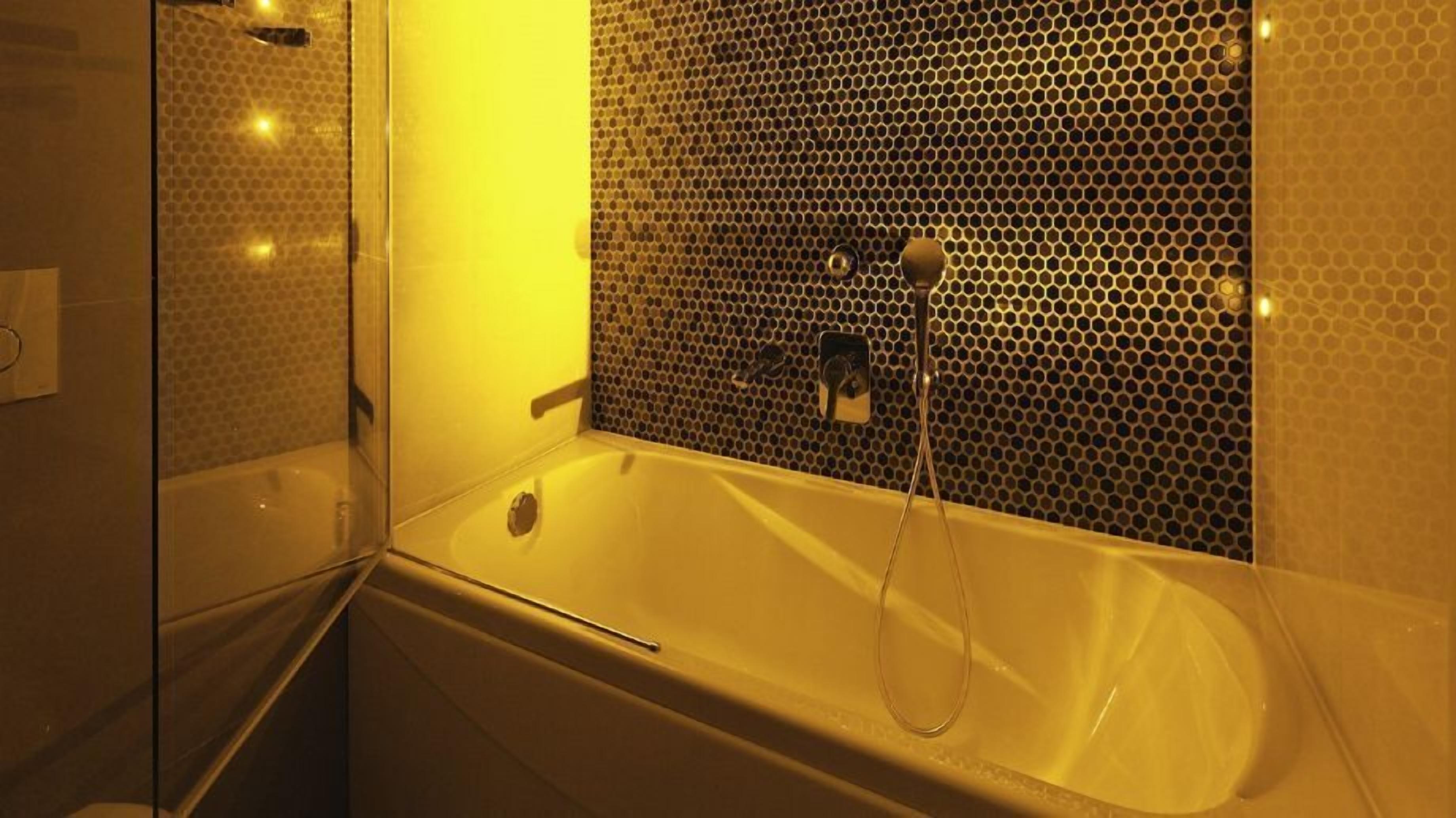 deep-soaking bathtub