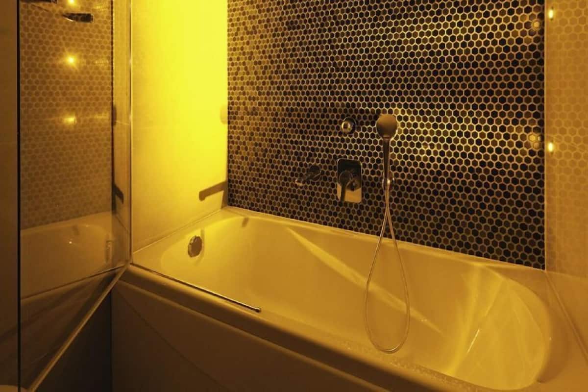 deep-soaking bathtub