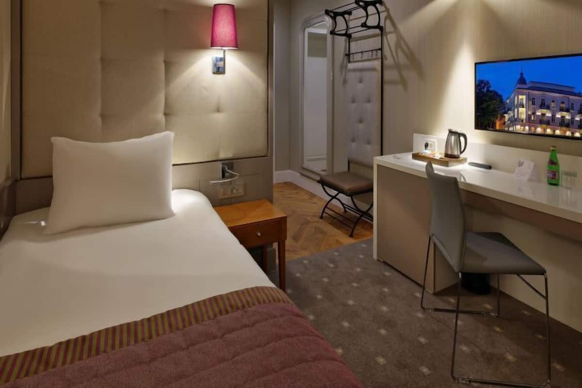 deluxe single room | premium bedding, minibar, in-room safe, desk