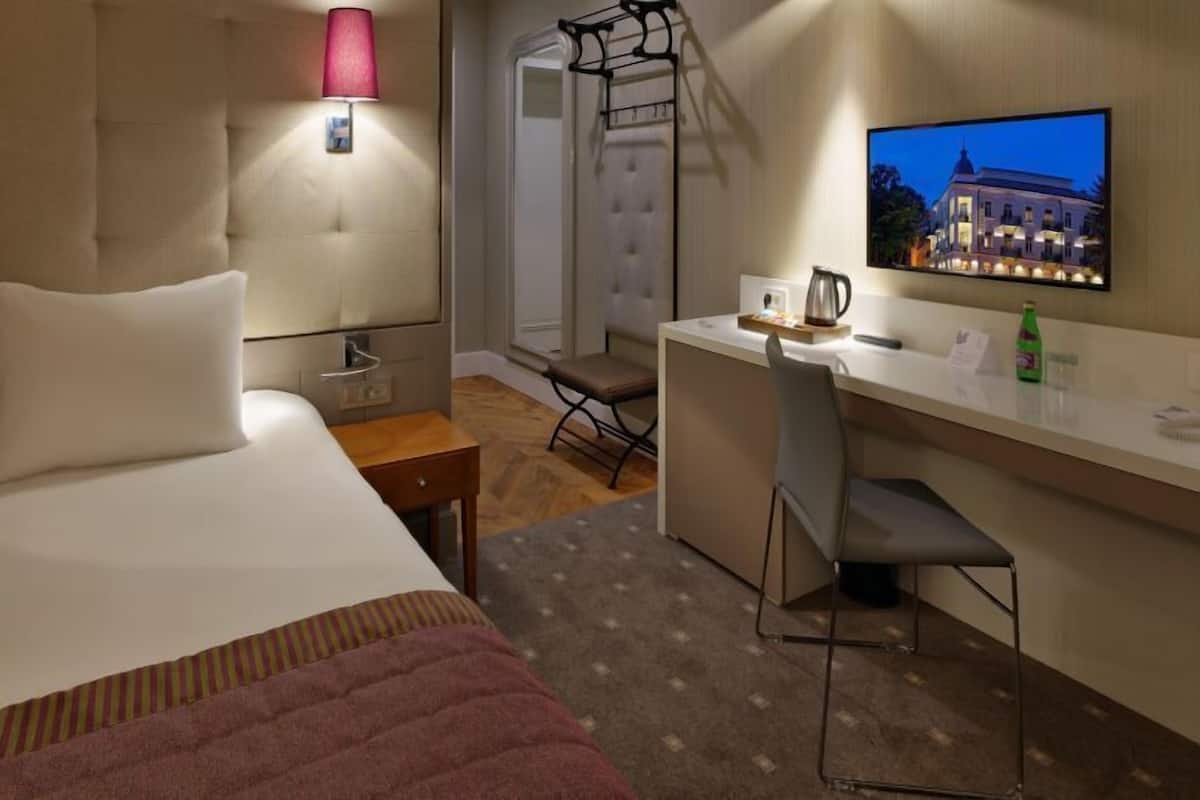 Deluxe Single Room | Premium bedding, minibar, in-room safe, desk