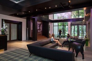 Coin salon dans le hall