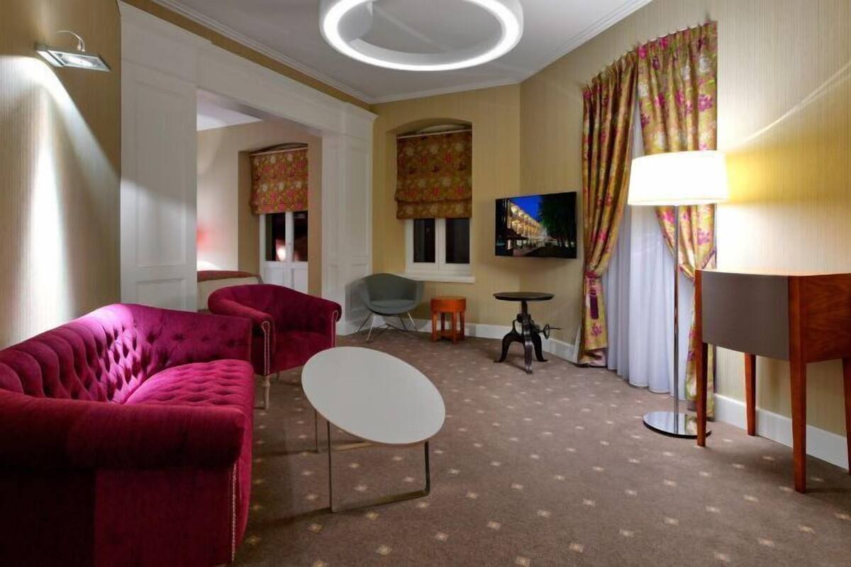 suite | living room | flat-screen tv