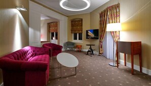Suite | Sala de estar | Televisión de pantalla plana 