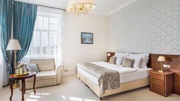 Ropa de cama de alta calidad y caja de seguridad en la habitación