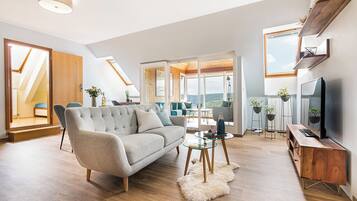 Premium bedding, in-room safe, individually decorated