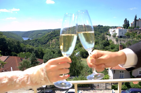Habitación romántica doble, balcón, vistas al parque | Ropa de cama de alta calidad, caja fuerte, decoración individual
