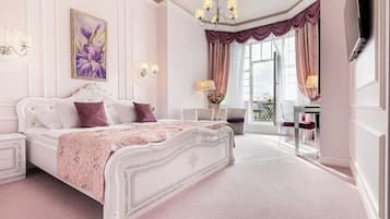 Premium bedding, in-room safe, individually decorated