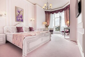 Premium bedding, in-room safe, individually decorated