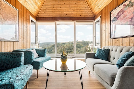 Premium bedding, in-room safe, individually decorated