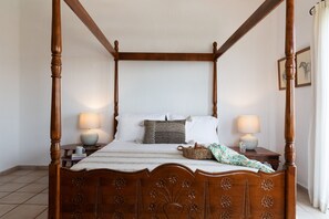 Ropa de cama de alta calidad y caja de seguridad en la habitación 