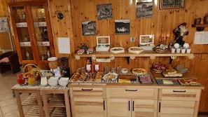 Colazione a buffet, servita tutte le mattine (10 EUR a persona)