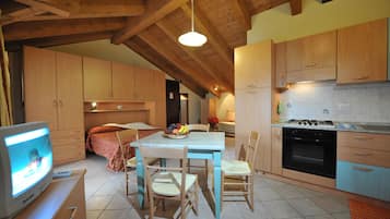 Comfort Studio (2 people) | Private kitchenette | Fridge, microwave, stovetop, coffee/tea maker