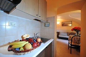 Studio (3 people) | Privékitchenette | Een koelkast, een microgolfoven, een kookplaat