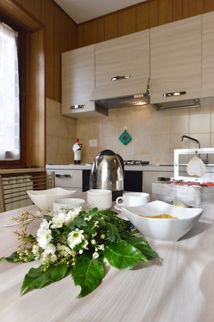 Caja de seguridad en la habitación y tabla de planchar con plancha