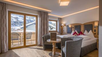 Hypo-allergenic bedding, in-room safe, desk, soundproofing