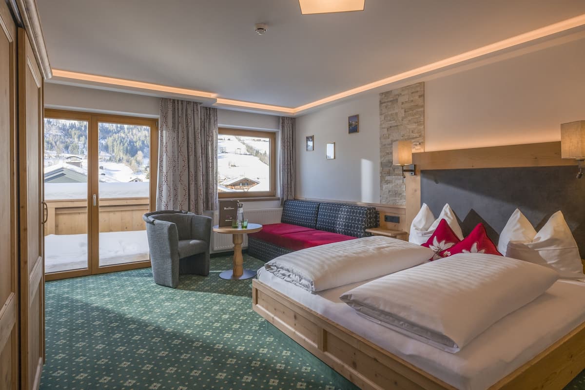 hypo-allergenic bedding, in-room safe, desk, soundproofing