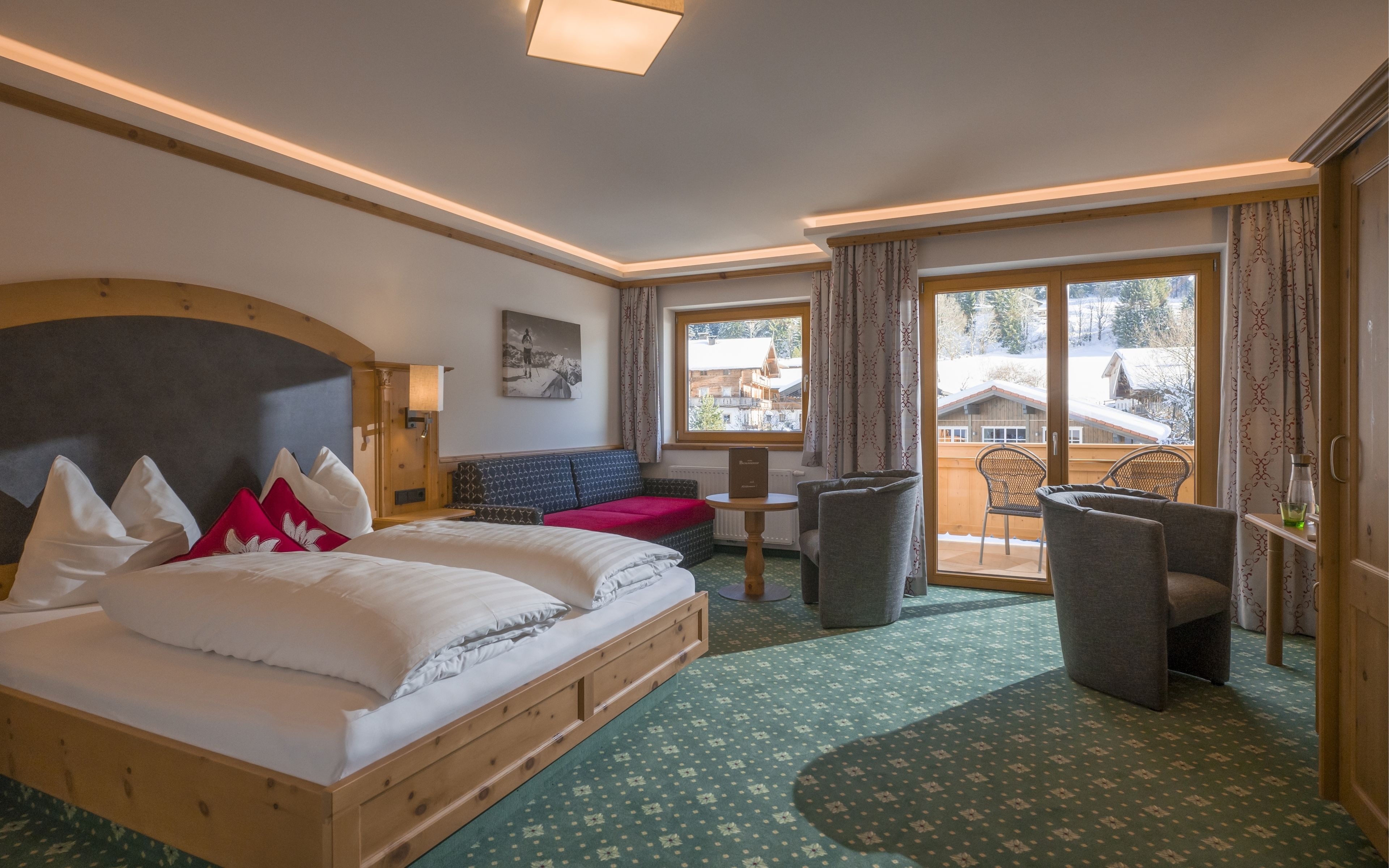 hypo-allergenic bedding, in-room safe, desk, soundproofing