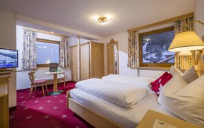 Standard-Doppelzimmer, Balkon | Allergikerbettwaren, Zimmersafe, Schreibtisch, schallisolierte Zimmer