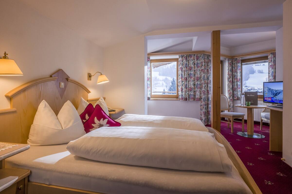 family room, balcony | hypo-allergenic bedding, in-room safe, desk, soundproofing