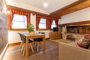 Deluxe-Apartment (no animali) | Wohnbereich | Fernseher