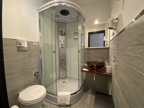 Habitación doble Deluxe | Baño | Regadera, regadera con hidromasaje, amenidades de baño gratuitas 