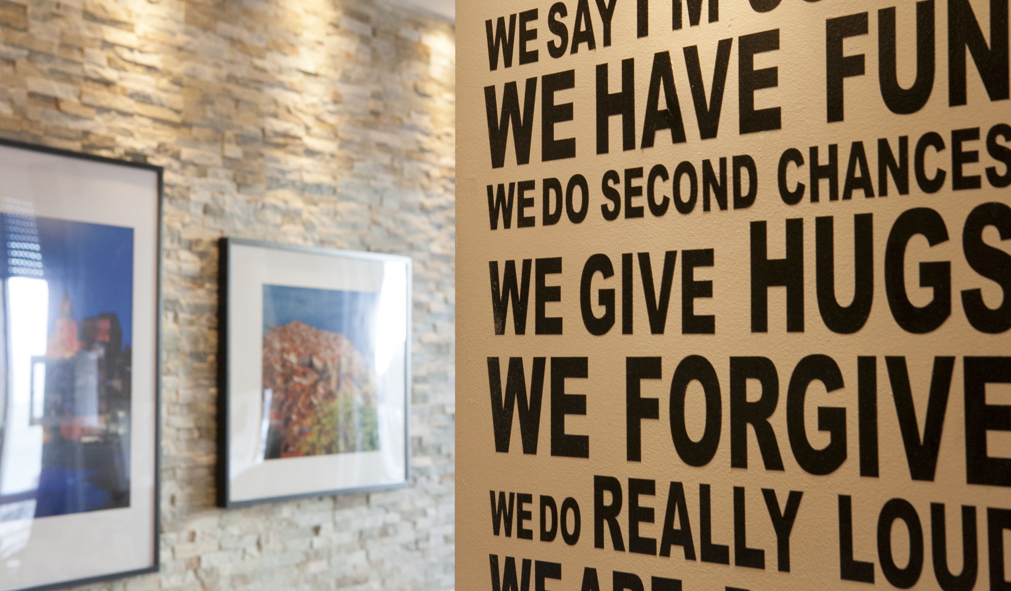 Eine Wand mit einem großen Schild und motivierenden Sprüchen.