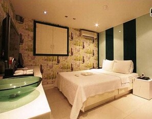 羽毛の掛け布団、ピロートップベッド、WiFi (無料)、ベッドシーツ