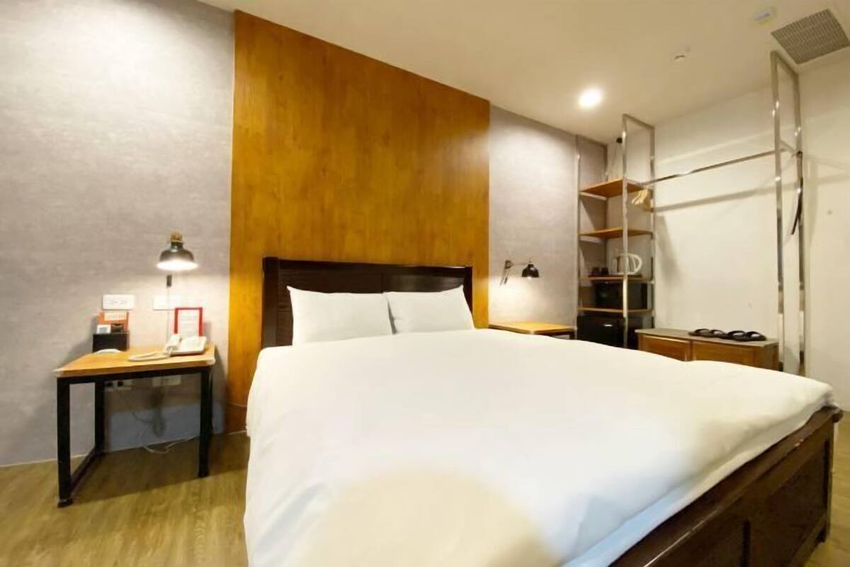 Down comforters, pillowtop beds, free minibar, in-room safe