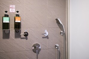 Dusj, regndusjhode, toalettartikler (inkludert) og hårføner
