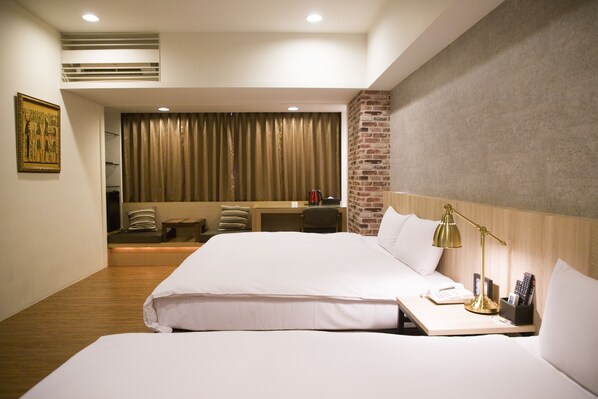Triple Room | Down comforters, pillowtop beds, free minibar, in-room safe - Old Fashion Hotel (Taichung)