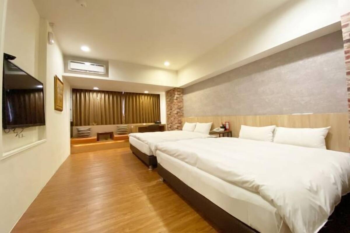 Down comforters, pillowtop beds, free minibar, in-room safe