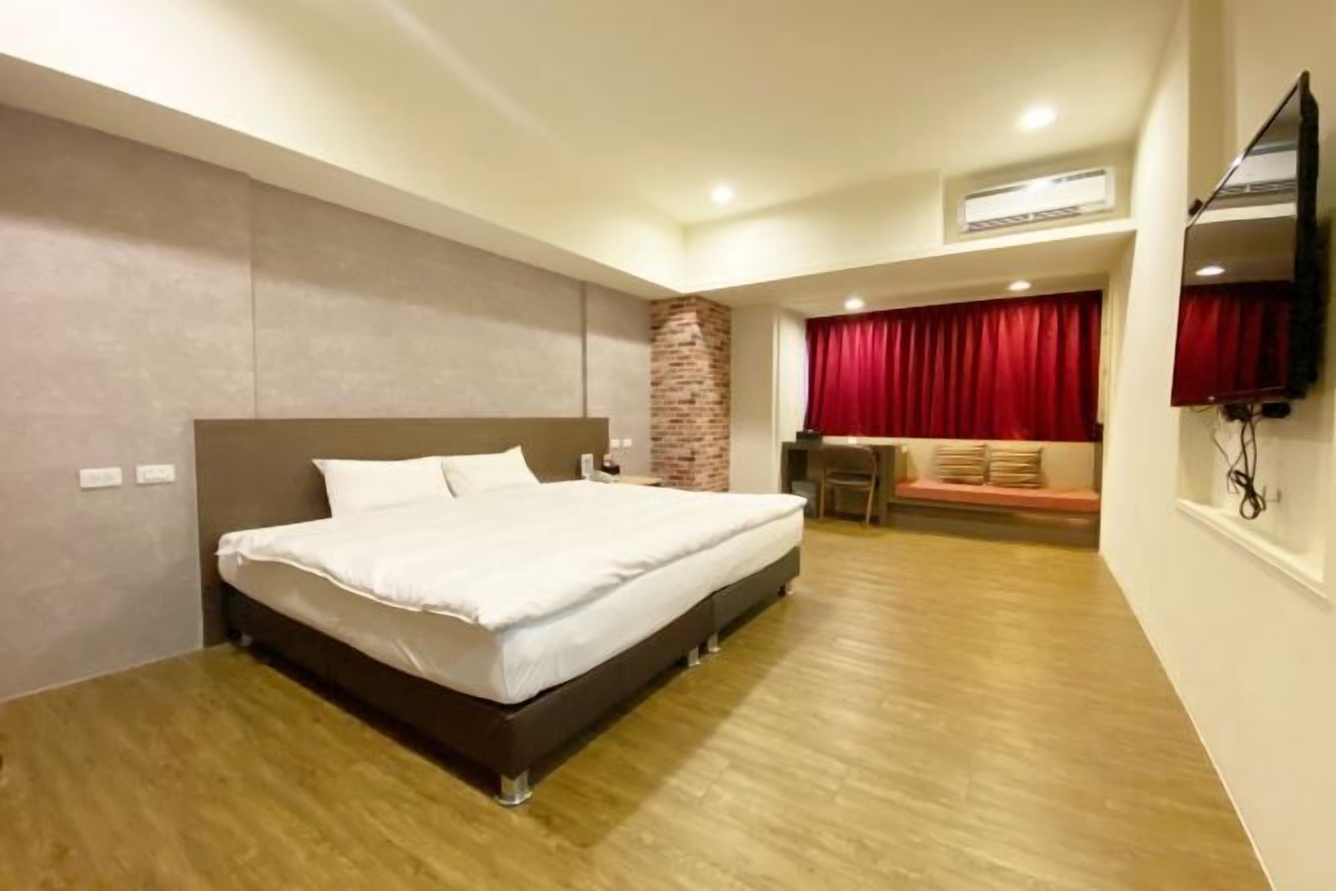 羽毛の掛け布団、ピロートップベッド、ミニバー (無料)、セーフティボックス (室内)