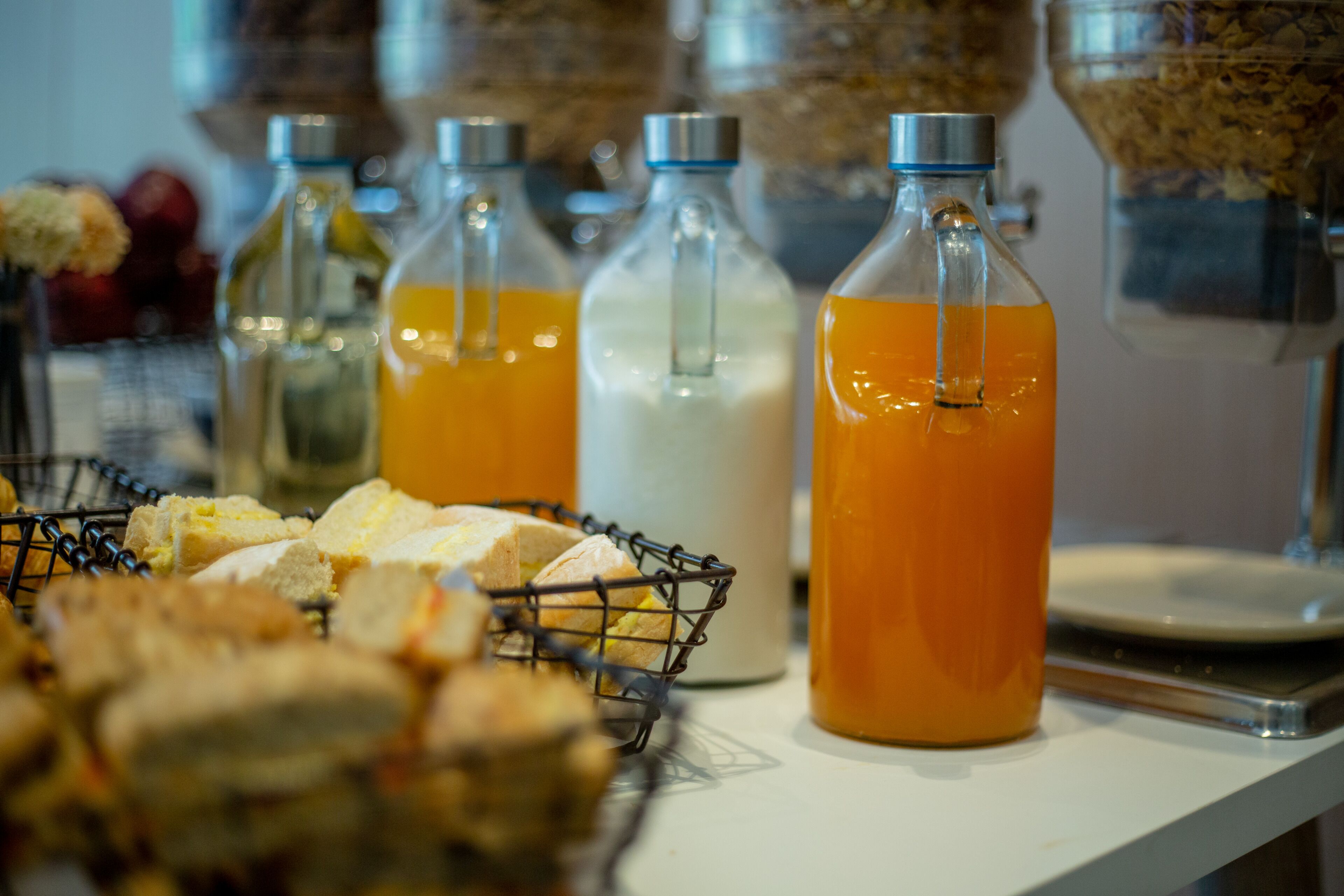 Monipuolinen aamiaisbuffet, jossa on tarjolla erilaisia ruokia ja juomia.