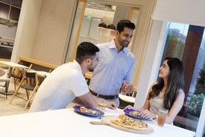 Cafe - Holiday Inn Express Pune Pimpri by IHG (Pune)