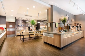 بوفيه فطور مجانًا يوميًا